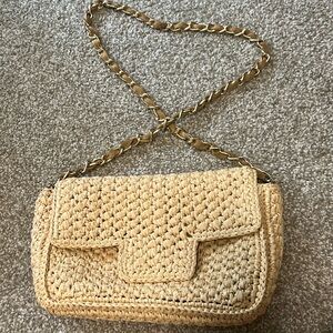 Straw crossbody bag with gold chain